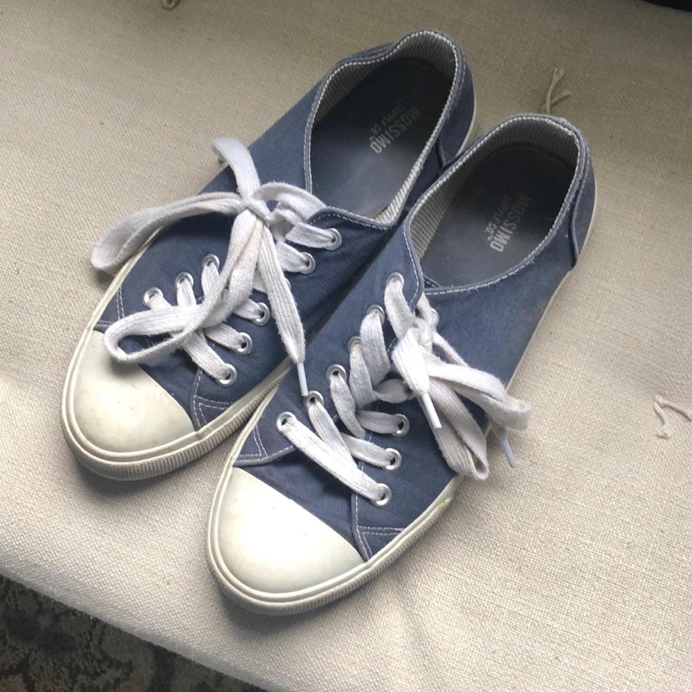 Converse type sneaker
